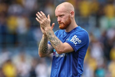 Portsmouth 'dan Connor Ogilvie, 10 Ağustos 2024 tarihinde Leeds Road, Leeds, İngiltere' de oynanan Sky Bet Şampiyonası maçından sonra seyircileri alkışlıyor.