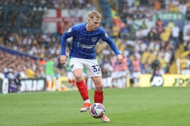 Portsmouth takımından Paddy Lane, 10 Ağustos 2024 'te Leeds United' ın Portsmouth 'a karşı oynadığı Sky Bet Şampiyonası maçında topla birlikte.