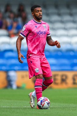 West Bromwich Albion takımından Darnell Furlong, 10 Ağustos 2024 'te İngiltere' deki Kiyan Prince Foundation Stadyumu 'nda Queens Park Rangers-West Bromwich Albion maçında maç yapıyor.