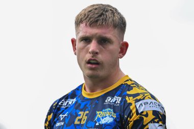 Leeds Rhinos takımından Corey Johnson, 10 Ağustos 2024 'te Leeds Stadyumu' nda oynanan 21. Betfred Süper Lig karşılaşmasında Leeds Gergedan 'a karşı Wigan Warriors' un önünde ısınıyor.