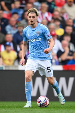 Coventry City 'den Jack Rudoni, Stoke City ile Coventry City arasındaki 10 Ağustos 2024' te Bet365 Stadyumu 'nda oynanan Sky Bet Şampiyonası maçında iş başında.