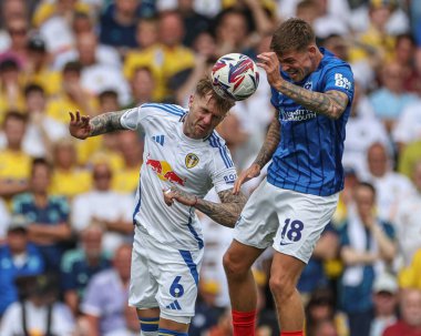 Leeds United 'dan Joe Rodon ve Portsmouth takımından Elias Srensen, 10 Ağustos 2024' te Leeds United ve Portsmouth arasındaki Sky Bet Şampiyonası karşılaşmasında top için mücadele ettiler.