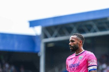 West Bromwich Albion takımından Kyle Bartley, 10 Ağustos 2024 'te Londra' daki Kiyan Prince Foundation Stadyumu 'nda Queens Park Rangers-West Bromwich Albion maçında izlemektedir.