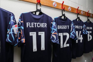 Blackpool deplasman soyunma odasında asılı tişörtler Sky Bet 1 maç Crawley Town - Blackpool Broadfield Stadyumu, Crawley, İngiltere, 10 Ağustos 2024