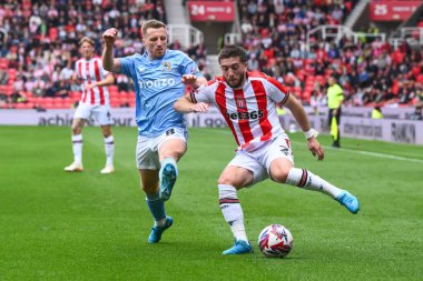 Stoke City 'den Lynden Gooch, Stoke City ile Coventry City arasındaki 10 Ağustos 2024' te oynanan Bet365 Stadyumu 'nda oynanan Gökyüzü İddia Şampiyonası maçında topu çaprazlıyor.
