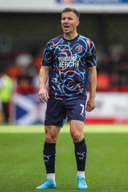 Blackpool 'dan Lee Evans, 10 Ağustos 2024' te İngiltere 'nin Crawley Stadyumu' nda oynanan Crawley Town-Blackpool maçında takım arkadaşlarına talimat veriyor.