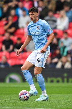 Coventry City 'den Bobby Thomas, Stoke City ile Coventry City arasındaki 10 Ağustos 2024' te oynanan Bet365 Stadyumu 'nda oynanan Sky Bet Şampiyonası maçında görev başında.