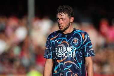 Blackpool takımından Matthew Pennington 10 Ağustos 2024 'te Crawley Town, Broadfield Stadyumu' nda Blackpool 'a karşı oynadığı maçta