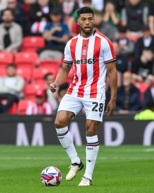 Stoke City 'den Josh Laurent, Stoke City ile Coventry City arasındaki 10 Ağustos 2024' te oynanan Bet365 Stadyumu 'nda oynanan Sky Bet Şampiyonası maçında görev başında.