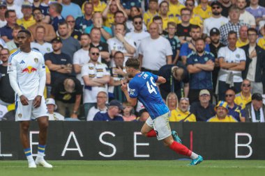 Portsmouth takımından Callum Lang, 10 Ağustos 2024 'te Leeds Road, Leeds, İngiltere' de oynanan Sky Bet Şampiyonası maçında 1-2 'lik galibiyetini kutluyor.