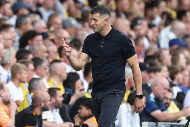 Portsmouth 'un menajeri John Mousinho, 10 Ağustos 2024' te Leeds United 'ın Portsmouth' a karşı oynadığı Sky Bet Şampiyonası maçında yedek kulübesinde oturuyor.