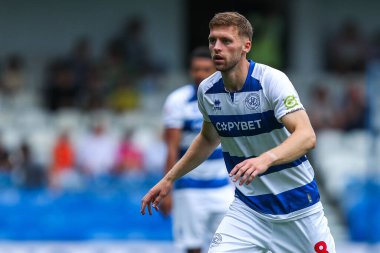 Queens Park Korucuları 'ndan Sam Field, 10 Ağustos 2024' te Londra 'daki Kiyan Prince Vakfı Stadyumu' nda Queens Park Rangers ve West Bromwich Albion arasındaki Sky Bet Şampiyonası maçına bakıyor.