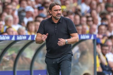 Leeds United 'ın Daniel Farke teknik direktörü 10 Ağustos 2024' te Leeds Road, Leeds, İngiltere 'de Leeds United ile Portsmouth arasındaki Sky Bet Şampiyonası maçında
