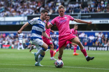 Queens Park Rangers 'dan Paul Smyth, West Bromwich Albion takımından Torbjoan Heggem ile birlikte Queens Park Rangers - West Bromwich Albion maçında Kiyan Prince Foundation Stadyumu, Londra, İngiltere