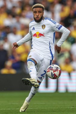 Leeds United takımından Jayden Bogle, 10 Ağustos 2024 'te Leeds Road, İngiltere' de oynanan Sky Bet Şampiyonası maçında kaleciye pas attı.