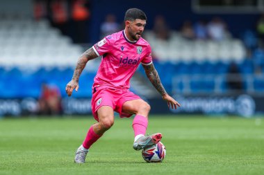 West Bromwich Albion takımından Alex Mowatt, 10 Ağustos 2024 'te Londra' daki Kiyan Prince Foundation Stadyumu 'nda Queens Park Rangers-West Bromwich Albion maçında topu sürüyor.