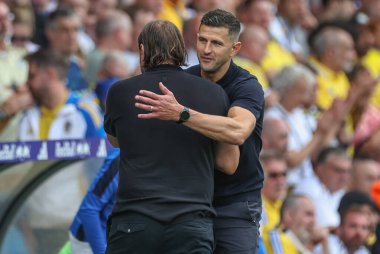 Leeds United 'ın Daniel Farke teknik direktörü, 10 Ağustos 2024 tarihinde Leeds Road, Leeds, İngiltere' de oynanan Sky Bet Şampiyonası maçında Portsmouth 'un John Mousinho teknik direktörü Leeds United ile el sıkışıyor.