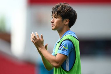 Coventry City 'den Tatsuhiro Sakamoto, 10 Ağustos 2024' te Stoke City, Stoke-on-Trent, İngiltere 'deki Coventry City maçının sonunda taraftarları alkışlıyor.