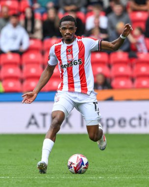 Stoke City 'den Eric Bocat, Stoke City ile Coventry City arasındaki 10 Ağustos 2024' te oynanan Bet365 Stadyumu 'nda oynanan Gökyüzü İddia Şampiyonası maçında topla bir çıkış yaptı.