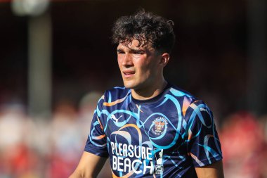 Blackpool takımından Kyle Joseph, Crawley Town - Blackpool maçı sırasında Broadfield Stadyumu, Crawley, İngiltere, 10 Ağustos 2024