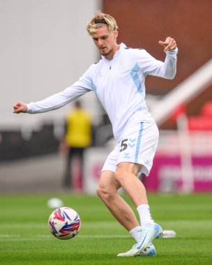 Coventry City 'den Jack Rudoni, Stoke City ile Coventry City arasındaki 10 Ağustos 2024' te Bet365 Stadyumu 'nda oynanan Sky Bet Şampiyonası maçında iş başında.