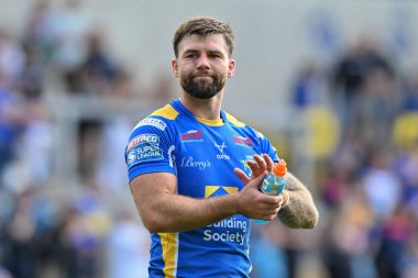 Leeds Rhinos takımından Andy Ackers, Leeds Stadyumu, Leeds, İngiltere 'de oynanan 21. Betfred Süper Lig karşılaşmasında taraftarlarını tam zamanlı alkışlıyor.