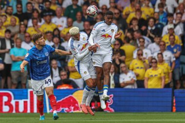 Leeds United 'dan Ethan Ampadu ve Leeds United' tan Junior Firpo, 10 Ağustos 2024 'te Leeds Road, Leeds, Birleşik Krallık' ta oynanan Sky Bet Şampiyonası maçında topa koşuyorlar.