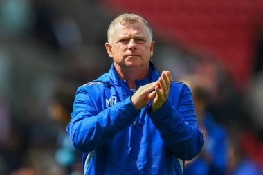 Coventry City 'nin Mark Robins Müdürü 10 Ağustos 2024' te Stoke City ile Coventry City arasında oynanan Sky Bet Şampiyonası maçının sonunda taraftarları alkışlıyor.