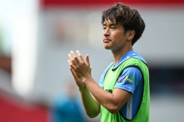 Coventry City 'den Tatsuhiro Sakamoto, 10 Ağustos 2024' te Stoke City, Stoke-on-Trent, İngiltere 'deki Coventry City maçının sonunda taraftarları alkışlıyor.