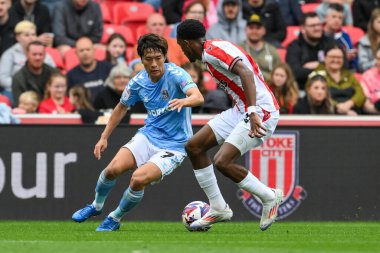 Coventry City 'den Tatsuhiro Sakamoto Stoke City' den Eric Bocat 'i, Stoke City ile Coventry City arasındaki 10 Ağustos 2024' te Bet365 Stadyumu 'nda oynanan maçta yendi.