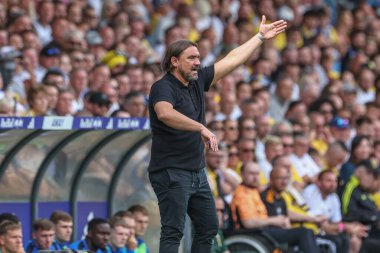 Leeds United 'ın Daniel Farke teknik direktörü, 10 Ağustos 2024' te Leeds Road, Leeds, İngiltere 'de oynanan Sky Bet Şampiyonası maçında takımına talimatlar veriyor.