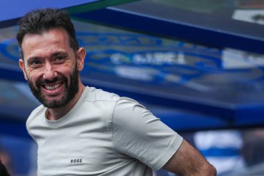 West Bromwich Albion takımından Carlos Corberan, 10 Ağustos 2024 'te İngiltere' deki Kiyan Prince Foundation Stadyumu 'nda Queens Park Rangers-West Bromwich Albion maçında tepki gösterdi.