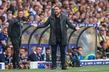 Leeds United 'ın teknik direktörü Leeds United, Leeds Road, Leeds, İngiltere' de oynanan 10 Ağustos 2024 tarihli Leeds United-Portsmouth maçında tepki gösterdi.