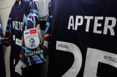 Blackpool deplasman soyunma odasında asılı tişörtler Sky Bet 1 maç Crawley Town - Blackpool Broadfield Stadyumu, Crawley, İngiltere, 10 Ağustos 2024