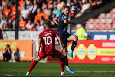 Blackpool 'dan Lee Evans, 10 Ağustos 2024' te İngiltere 'nin Crawley Stadyumu' nda oynanan Crawley Town - Blackpool maçında pas verdi.
