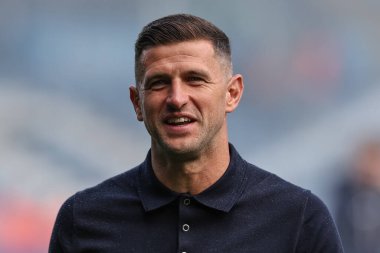 John Mousinho Portsmouth 'un teknik direktörü 10 Ağustos 2024' te Leeds United 'ın Portsmouth' a karşı oynadığı Gökyüzü İddia Şampiyonası maçında gülümseyerek geldi.