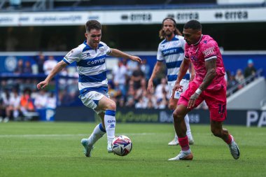 Queens Park Rangers 'dan Paul Smyth, West Bet Şampiyonası' nda West Bromwich Albion 'dan Karlan Ahearne-Grant ile birlikte Kiyan Prince Foundation Stadyumu' nda Queens Park Rangers-West Bromwich Albion maçında top için mücadele ediyor.