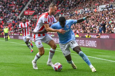 Stoke City 'den Ben Gibson ve Coventry City' den Ephron Mason-Clark 10 Ağustos 2024 'te Stoke City, Stoke-on-Trent Stadyumu' nda oynanan Sky Bet Şampiyonası maçında top için mücadele ettiler.