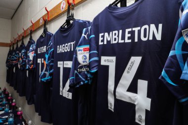 Blackpool deplasman soyunma odasında asılı tişörtler Sky Bet 1 maç Crawley Town - Blackpool Broadfield Stadyumu, Crawley, İngiltere, 10 Ağustos 2024