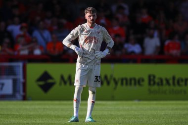 Blackpool takımından Daniel Grimshaw 10 Ağustos 2024 'te Crawley Town' a karşı Blackpool maçı sırasında Broadfield Stadyumu, Crawley, İngiltere