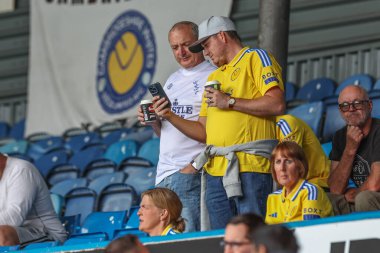 Leeds taraftarları 10 Ağustos 2024 'te Leeds United ile Portsmouth arasındaki Sky Bet Şampiyonası maçında Elland Road, Leeds, İngiltere' ye geldiler.