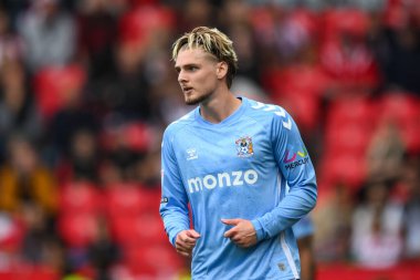 Coventry City 'den Jack Rudoni, Stoke City ile Coventry City arasındaki 10 Ağustos 2024' te Bet365 Stadyumu 'nda oynanan Sky Bet Şampiyonası maçında iş başında.