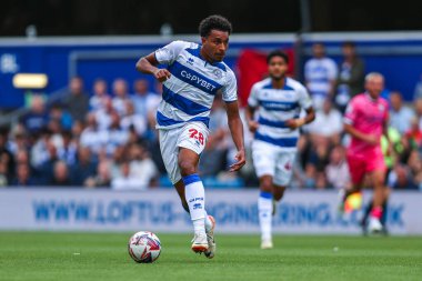 Queens Park Rangers takımından Alfie Lloyd, 10 Ağustos 2024 'te Londra' daki Kiyan Prince Foundation Stadyumu 'nda Queens Park Rangers - West Bromwich Albion maçında topla koşuyor.