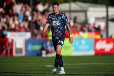 Blackpool takımından Oliver Casey 10 Ağustos 2024 'te Crawley Town - Blackpool maçı sırasında Broadfield Stadyumu, Crawley, İngiltere