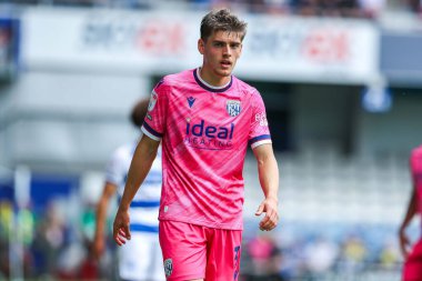West Bromwich Albion 'dan Tom Fellows, 10 Ağustos 2024' te Londra 'daki Kiyan Prince Vakfı Stadyumu' nda Queens Park Rangers-West Bromwich Albion maçında izlemektedir.