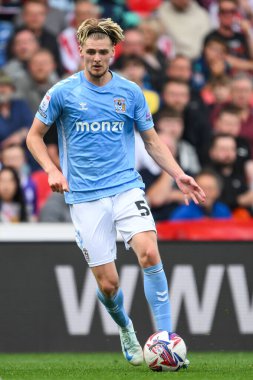 Coventry City 'den Jack Rudoni, Stoke City ile Coventry City arasındaki 10 Ağustos 2024' te Bet365 Stadyumu 'nda oynanan Sky Bet Şampiyonası maçında iş başında.