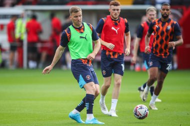 Blackpool 'dan Lee Evans, 10 Ağustos 2024' te İngiltere 'nin Broadfield Stadyumu' nda oynanan Crawley Town - Blackpool maçı öncesinde oynanan maç öncesi ısınma maçında...