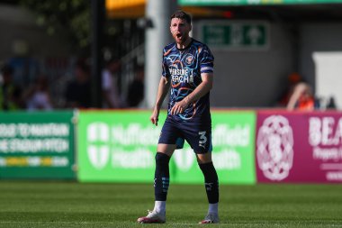 Blackpool 'dan James Husband takım arkadaşlarına, 10 Ağustos 2024' te Broadfield Stadyumu 'nda oynanan Crawley Town-Blackpool maçında talimat veriyor.