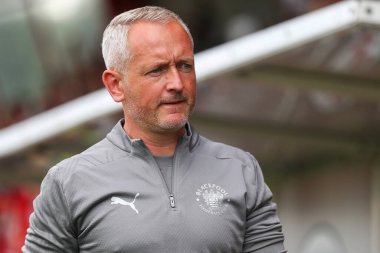 Neil Critchley, Blackpool 'un teknik direktörü. 10 Ağustos 2024' te Broadfield Stadyumu 'nda Crawley Town' a karşı Blackpool maçında.