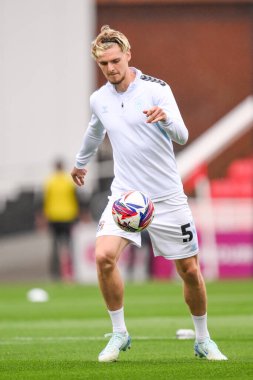 Coventry City 'den Jack Rudoni, Stoke City ile Coventry City arasındaki 10 Ağustos 2024' te Bet365 Stadyumu 'nda oynanan Sky Bet Şampiyonası maçında iş başında.